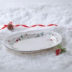 NWT Pfaltzgraff Winterberry stoneware serving oval platter, in box, never used.